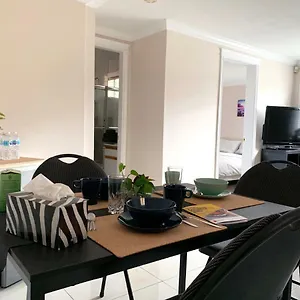 Perfect Location - Tidy & Comfy 5 Mins To Skytrain & Restaurant & Banks, 2 Stops To Metrotown, 5 Stops To Downtown Villa